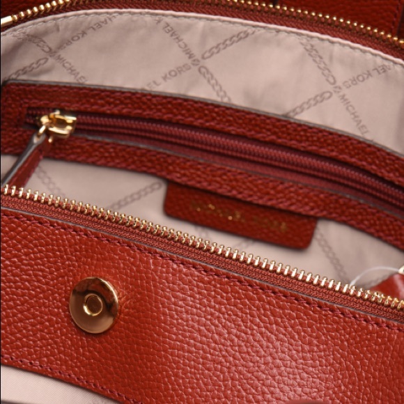 Michael Kors Large Lillie Crossbody/Messenger Bag - Picture 3 of 12